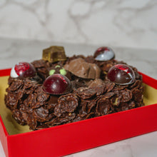 Cargar imagen en el visor de la galería, Rosca de Chocolate rellena de Bombones
