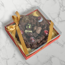 Cargar imagen en el visor de la galería, Rosca de Chocolate rellena de Bombones
